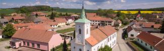 Pohled na obec Zakřany z dronu - věž kostela