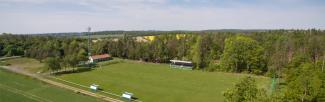 Pohled na obec Zakřany z dronu - fotbalové hřiště, krásně zelené